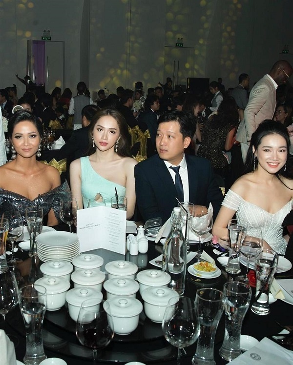 Khi ngồi cùng bàn, dù H'Hen Niê và Nhã Phương có mặc váy trễ vai đến đâu cũng không đọ lại được độ sexy với Hương Giang    