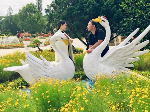 Sau 13 năm chung sống, Shbet16 chơi game trực tuyến hôn nhân của Quyền Linh và Dạ Thảo rất yên ấm, mặc dù nhìn vào vẻ bề ngoài, họ có rất nhiều điểm rất trái ngược. Quyền Linh có vẻ xuề xòa trong ăn mặc còn vợ anh thì rất chỉn chu.    