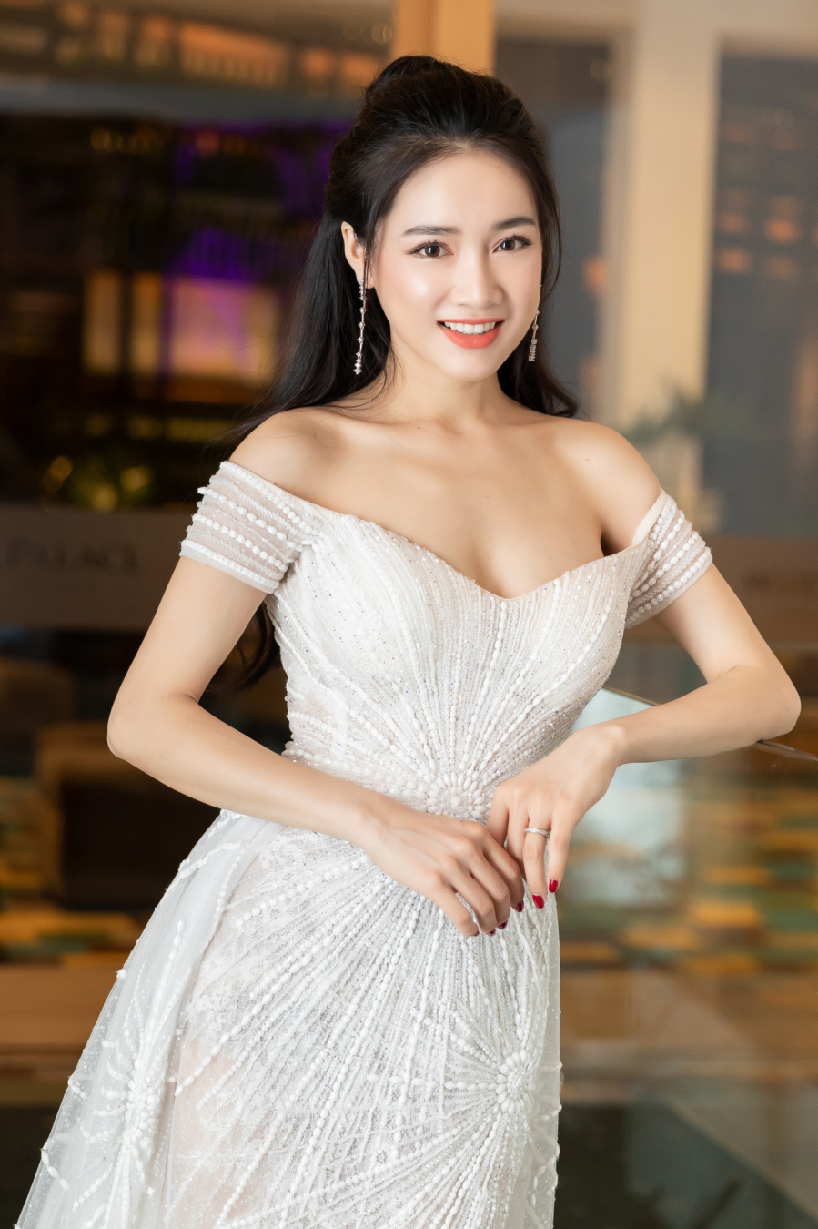 Trước tin đồn mới sinh con, vợ chồng Nhã Phương - Trường Giang không hề xác nhận bất kỳ điều gì, nhưng ngắm nhìn vóc dáng của Nhã Phương với vòng 1 nở nang lấp ló qua bộ đầm trễ vai yêu kiều, công chúng cũng có thể khắng định được vài phần tin đồn sinh con là có thật.    