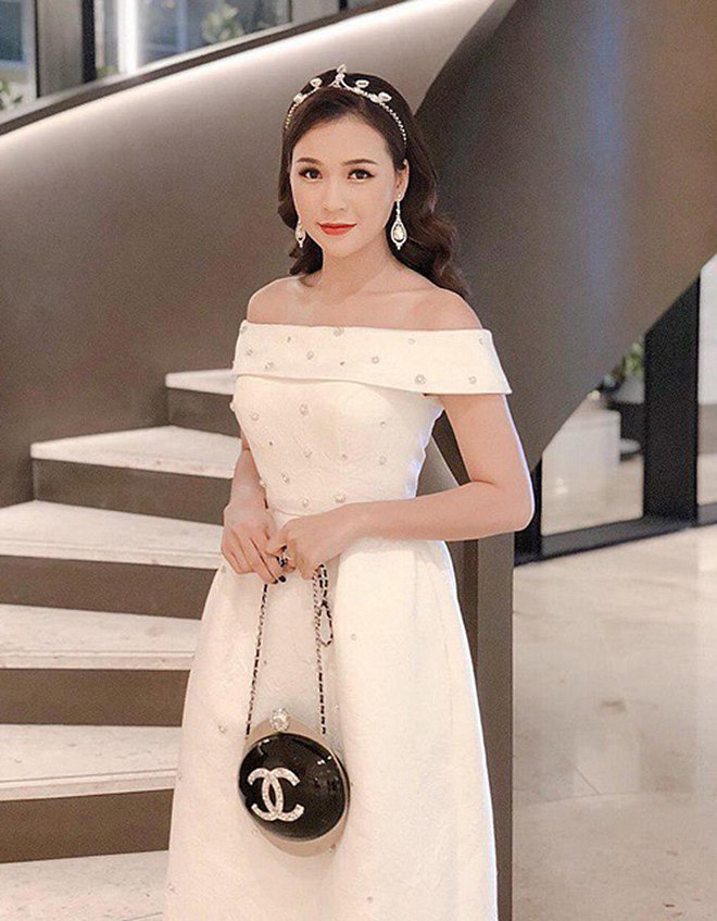 Cô thích mặc hàng hiệu cả ở Shbet16 chơi game trực tuyến đời thường lẫn khi đi sự kiện.    
