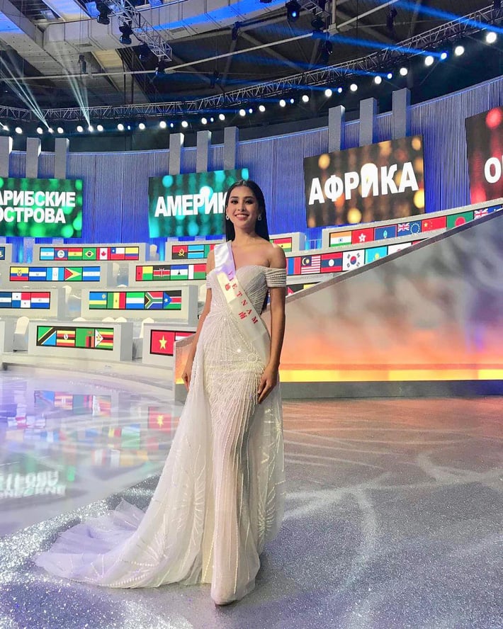 HH Tiểu Vy từng diện thiết kế này tại Miss World 2018. Với nhan sắc nở rộ ở tuổi trăng tròn 18, vóc dáng gợi cảm cùng chiều cao vượt trội, nàng Hậu của chúng ta quá đỗi xinh đẹp, yêu kiều trong bộ đầm trắng tinh khôi lộng lẫy này.    