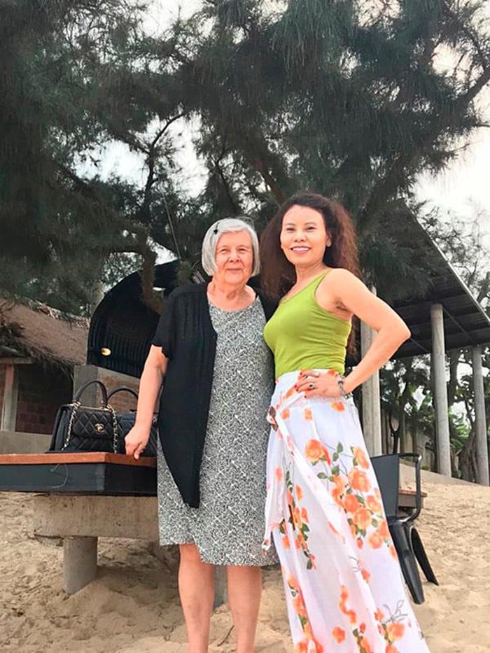 Hình ảnh thân thiết của mẹ Kim Lý (trái) và mẹ Hồ Ngọc Hà trong chuyến nghỉ dưỡng ở Quảng Bình.    