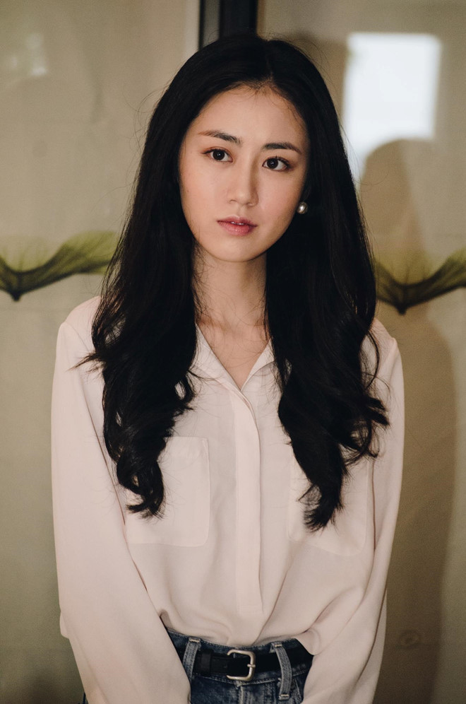 Điểm mạnh trên gương mặt nữ người mẫu là đôi mắt to tròn, sáng và giàu biểu cảm. Trong một lần trang điểm đơn giản như thế này, cô vẫn xinh đẹp. Mai Vân Trang cũng được giới sắc đẹp khen ngợi vì làm việc chuyên nghiệp, hợp tác.
