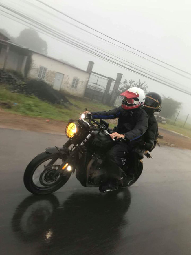 Kelvin Khánh có sở thích đặc biệt với xe phân khối lớn. Đó là lý do từ khi hẹn hò cặp đôi đã thường xuyên đưa đón nhau bằng xe máy.    