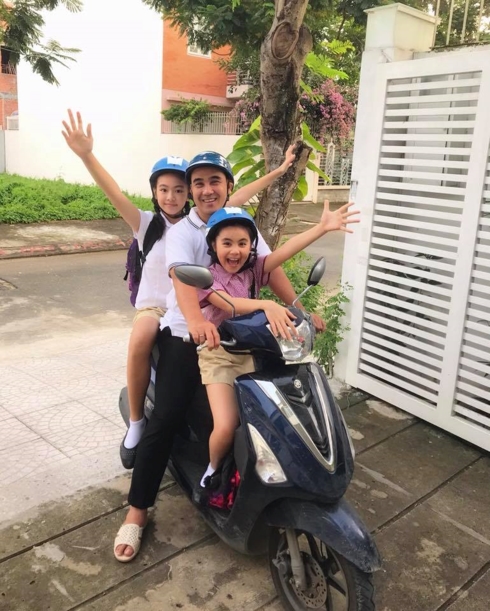 Hai con gái được vợ chồng Quyền Linh - Dạ Thảo cho học tại một trường quốc tế tại TP.HCM. Học phí của mỗi bé vào khoảng hơn 30 triệu đồng/tháng. Dù bận rộn với công việc nhưng mỗi khi không phải đi quay xa, Quyền Linh đều SHBET 1000 World Cup máy, đưa hai con đi học.     