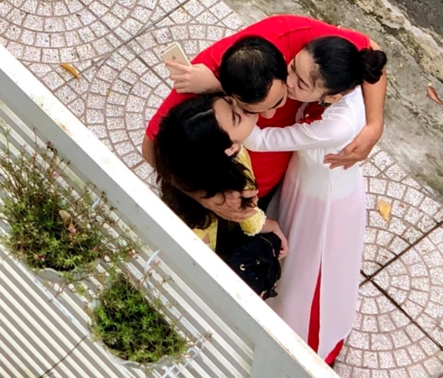 Doanh nhân Dạ Thảo từng tự hào chia sẻ, thường thì con cái khi lớn càng có xu hướng rời xa cha mẹ. Tuy nhiên, với hai công chúa nhà chị thì ngược lại. Lúc nào hai con cũng quấn quýt bên bố mẹ. Theo tiết lộ của Dạ Thảo, hình ảnh này được cô chụp khi Quyền Linh đưa hai con gái đi học.     
