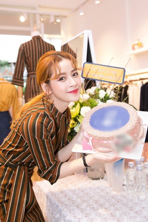 Ở tuổi 24, cô chính thức lên chức bà chủ và miệt mài hoạt động kinh doanh song song với nghệ thuật. Nhiều người tò mò, với khối tài sản khổng lồ này, Chi Pu đang kiếm tiền từ đâu bởi vài năm trở lại đây, cô nàng ít đóng phim hơn hẳn trong khi các MV cũng không thực sự tạo được 