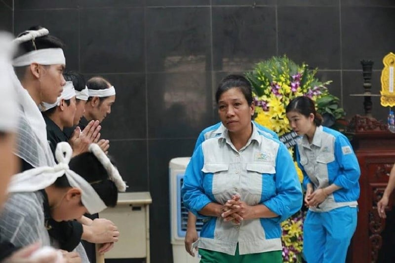 Đồng nghiệp đến đưa tiễn chị Hà về nơi an nghỉ cuối cùng. 