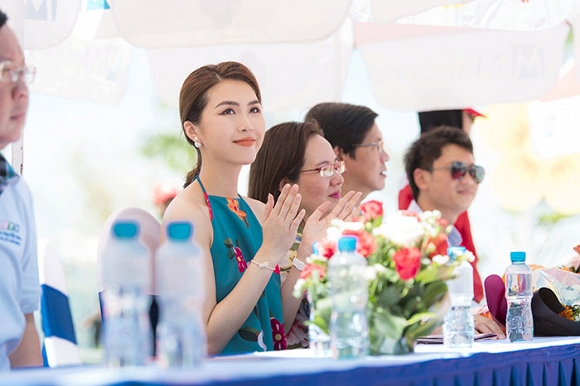Tường Linh diện áo dài rạng rỡ tái xuất sự kiện.