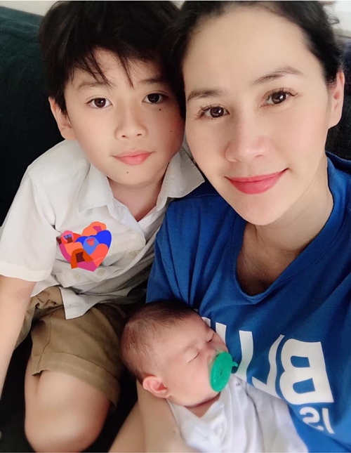 Thân Thúy Hà bên cạnh các con của mình