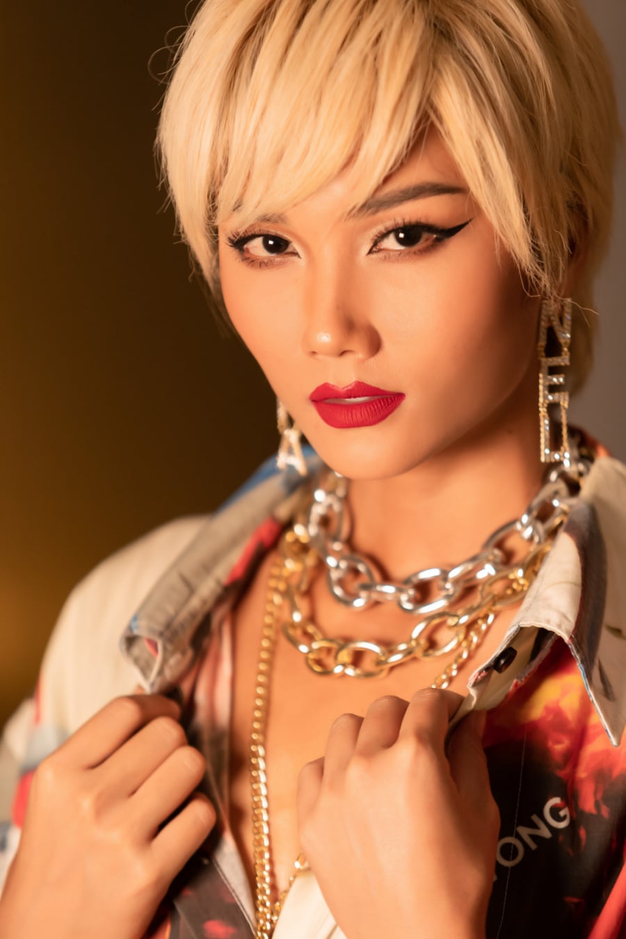 Set đồ của H’Hen Niê mang hơi hướng Edgy Hardcore, lấy cảm hứng từ văn hóa nhạc Punk Rock thập niên 70 nước Mỹ. Fan suýt chút nữa đã không nhận ra H'Hen Niê với phong cách này.    