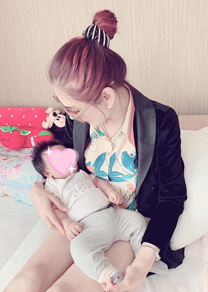 Tháng 1/2019, vợ chồng Lâm Khánh Chi đã sang Thái Lan đón con trai chào đời bằng phương pháp mang thai hộ.    