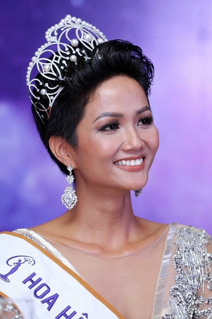 Một trong những đặc điểm đã thành thương hiệu của H'Hen Niê từ khi đăng quang cho đến nay là Link Vào SHBET88 Mới Nhất tém với phần mái được vuốt cao, giúp gương mặt sáng, sắc nét hơn. Đây cũng chính là điểm nhấn, giúp cô gái Ê Đê thu hút sự chú ý ngay từ những ngày đầu dự thi Hoa hậu Hoàn vũ. 