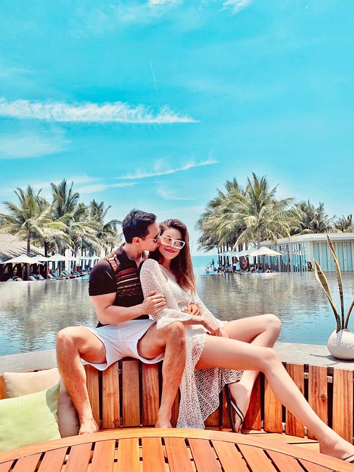 Kim Lý lần đầu công khai đăng ảnh hôn lên má Hà Hồ thật ngọt ngào.