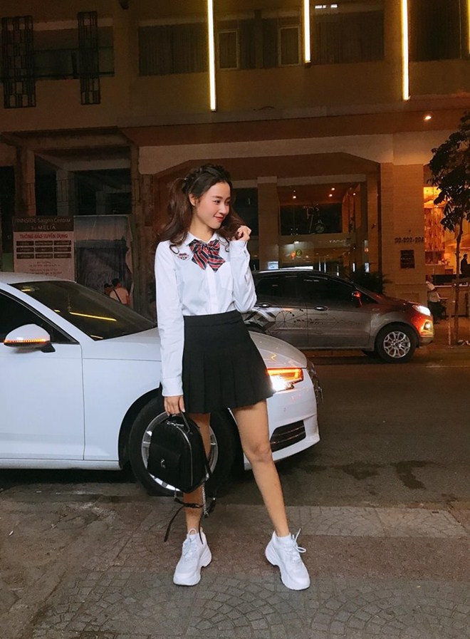 Qua vài hình ảnh Midu chia sẻ, có thể thấy chiếc xế hộp có nội thất vô cùng sang trọng, đầy đủ tiện nghi.    