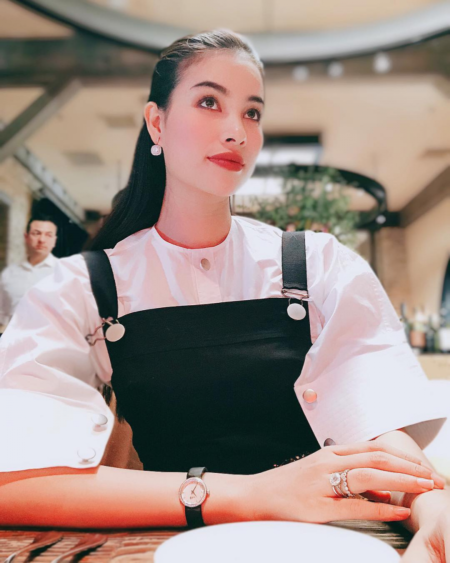Cánh tay gầy như da bọc xương của Phạm Hương khiến các fan không khỏi ngỡ ngàng. Tuy vậy, nhan sắc và thần thái của cô nàng được đánh giá là ngày càng rực rỡ. 