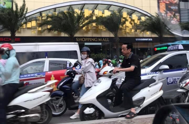 Hình ảnh nghệ sĩ Hoàng Dũng đi xe máy không đội mũ bảo hiểm. 