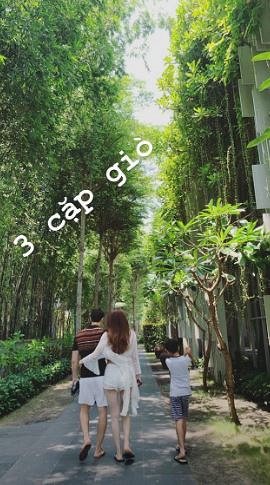 Đi cạnh con trai, Hà Hồ cũng chẳng ngại ôm eo bạn trai. Được biết, Kim Lý cũng rất thân thiết và chiều con trai riêng của Hồ Ngọc Hà.