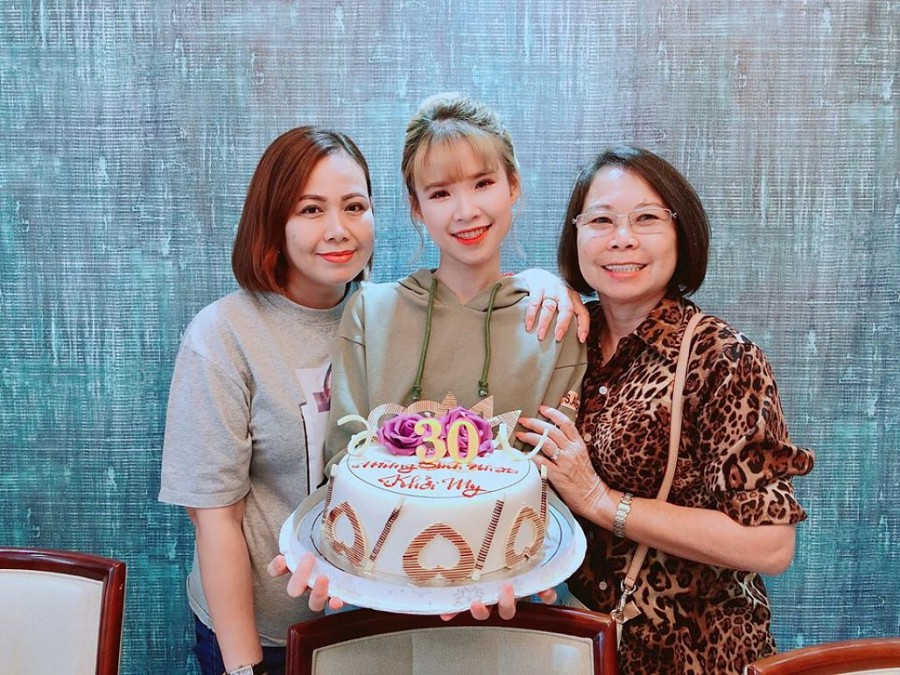 Hiện tại, Khởi My đã có Shbet111 slot, casino, thể thao, xổ số của riêng mình nhưng Má Năm vẫn đồng hành cùng con gái trong những cột mốc quan trọng của cuộc đời.