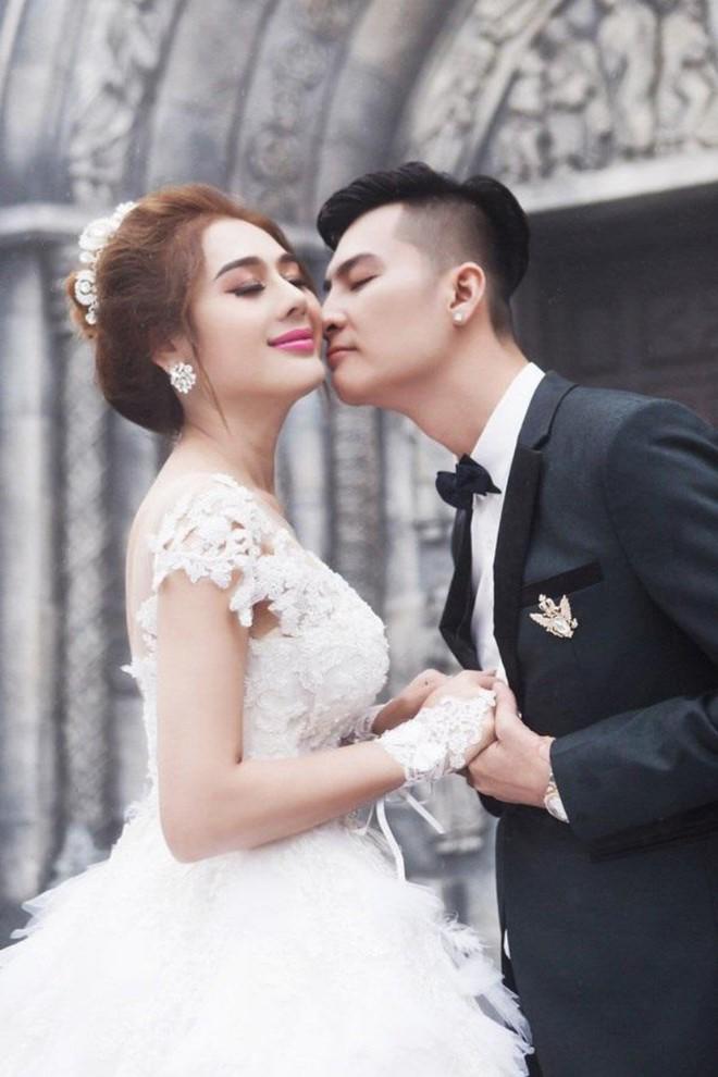 Mới đây, Lâm Khánh Chi đã tiết lộ cô dù đã chuyển giới nhưng trong giấy khai sinh vẫn là giới tính nam nên hiện tại vẫn chưa làm được giấy đăng kí kết hôn với chồng.