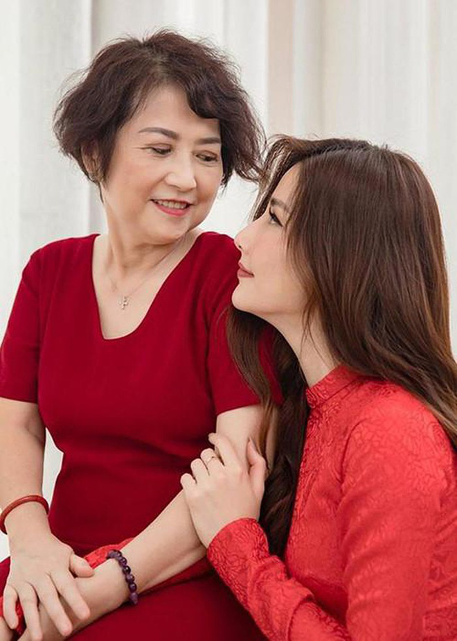 Mẹ yêu thương, quan tâm Diễm My từng ngày theo cách của riêng bà.