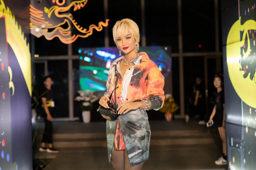 Thời gian qua, H'Hen Niê liên tục biến hóa phong cách thời trang của bản thân mỗi khi xuất hiện để không nhàm chán trong mắt khán giả. Năm 2019, cô cũng sẽ trao lại vương miện cho người kế vị mình và khép lại 2 năm nhiệm kỳ thành công.    