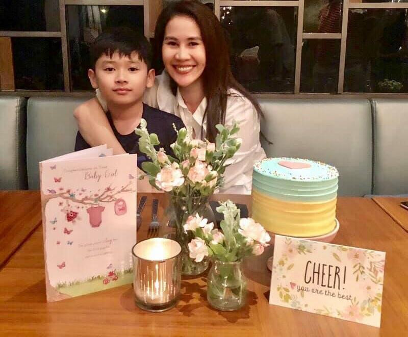 Nữ diễn viên bên con trai đầu.    