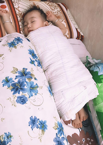 Nữ ca sĩ chuyển giới công khai ảnh cận mặt con trai nhưng sau đó hứa sẽ không khoe con nữa vì muốn bé có Shbet16 chơi game trực tuyến bình thường.  