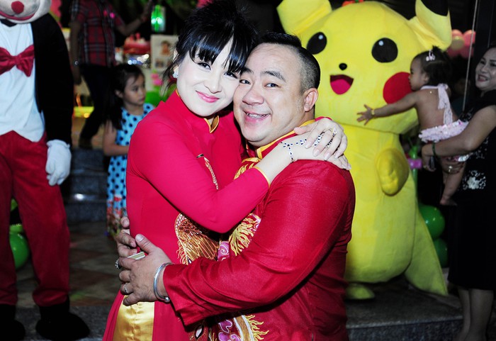 Hai vợ chồng Hiếu Hiền vẫn luôn tình cảm sau nhiều năm chung sống.    