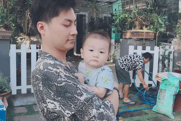 Vì con trai quá đáng yêu, Lâm Khánh Chi phá vỡ lời hứa. Trên trang cá nhân, cô vừa khoe ảnh con trai được chồng của cô bồng.  