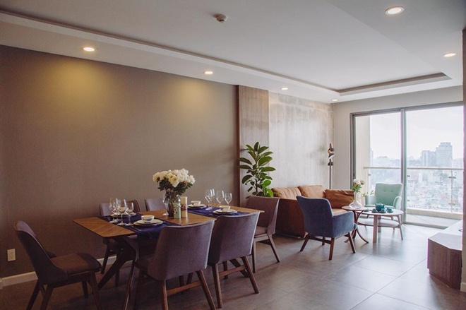 Nữ diễn viên cho biết, căn hộ nhìn thẳng xuống hồ bơi và view sống Bến Nghé, tối đến ngồi ngắm nhìn thành phố lên đèn rất nên thơ.    