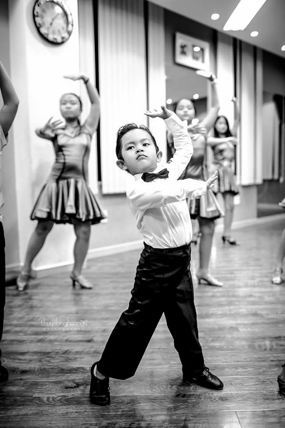 Dù chưa được đào tạo bài bản nhưng những động tác của KuBi vô cùng chuyên nghiệp, điêu luyện    