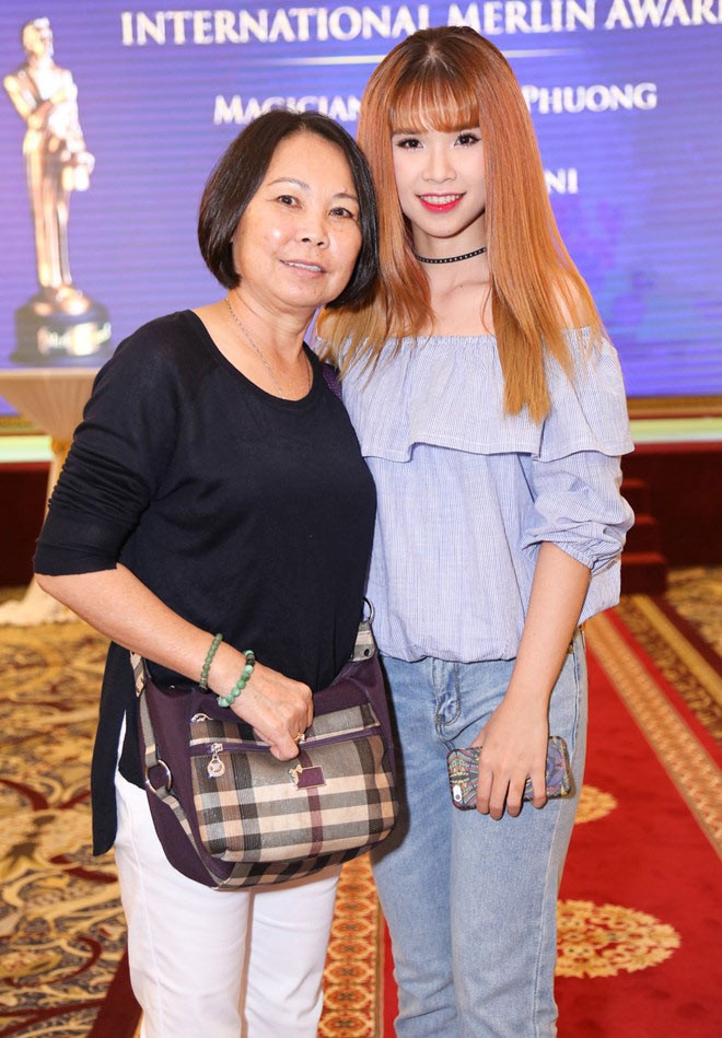 Khởi My luôn có mẹ đồng hành, gắn bó trong mọi hoạt động từ lúc cô chập chững bước vào nghề    