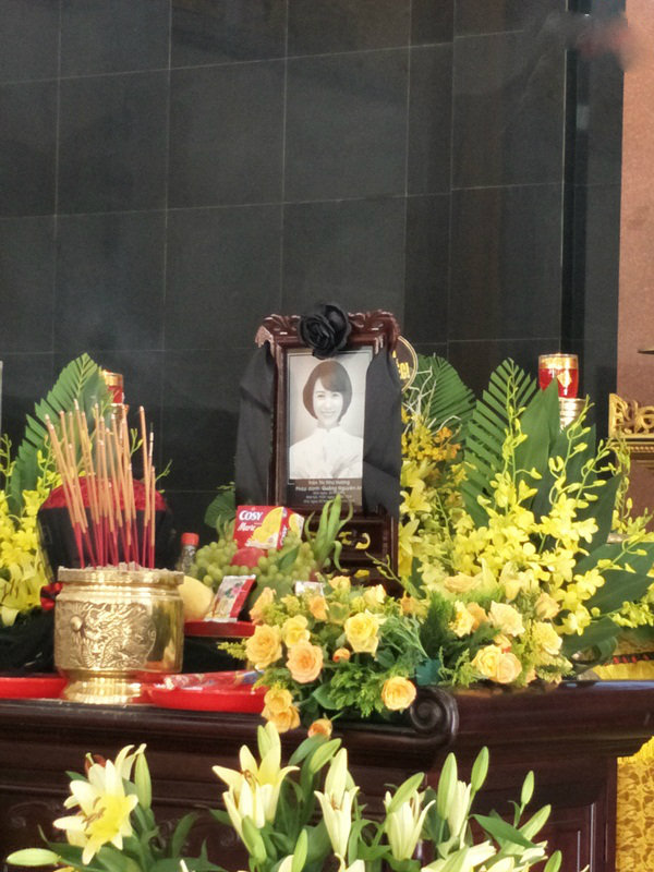 Không gian tang lễ cố người mẫu Như Hương ngập tràn hoa thơm.    