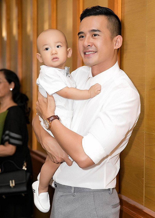 Lương Thế Thành rất cưng chiều bé Bảo Bảo. Anh vui vì bé phát triển đúng chuẩn, ngày càng lanh lợi, đáng yêu.    