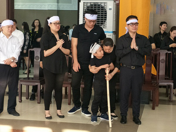 Chồng và con trai của Như Hương buồn thương trong lễ viếng.    