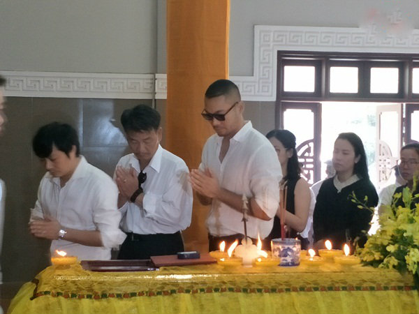 Người mẫu Doãn Tuấn có mặt để tiễn đưa đàn em trong nghề.    