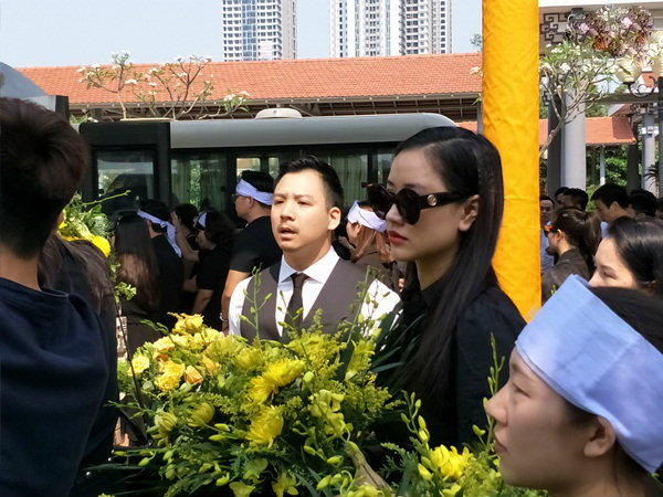 Sau khoảng 2 tiếng phúng viếng, linh cữu Như Hương được vận chuyển tới Đài hóa thân Hoàn vũ. Trong ảnh, ca sĩ Maya bần thần mang hoa từ trong nhà tang lễ ra đặt lên xe.    