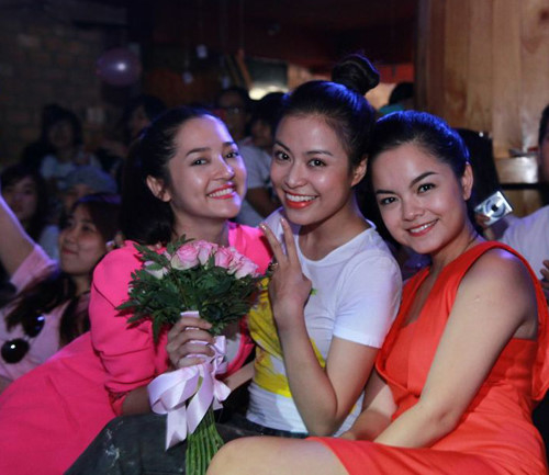 Nghi vấn người thứ 3 xuất phát từ việc Phạm Quỳnh Anh mở lòng về nguyên nhân đổ vỡ với Quang Huy là vì chồng cũ có người mới cùng với đó là việc cả Hoàng Thùy Linh và Bảo Anh - những người chị em thân thiết với Phạm Quỳnh Anh nhưng hiện giờ hai mối quan hệ tình thâm này đã không còn như trước nữa. 