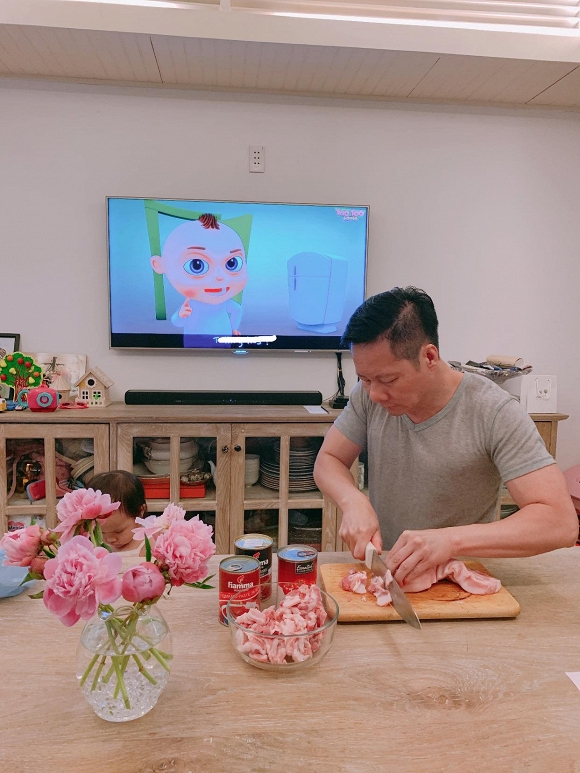 Phan Như Thảo lại tiếp tục khiến bao người phải ghen tị khi khoe chuyện ông xã xoắn tay áo vào bếp để nấu lại Shbet0099 cá cược trực tuyến yêu thích của vợ thuở còn cắp sách đến trường. Người đẹp viết: 