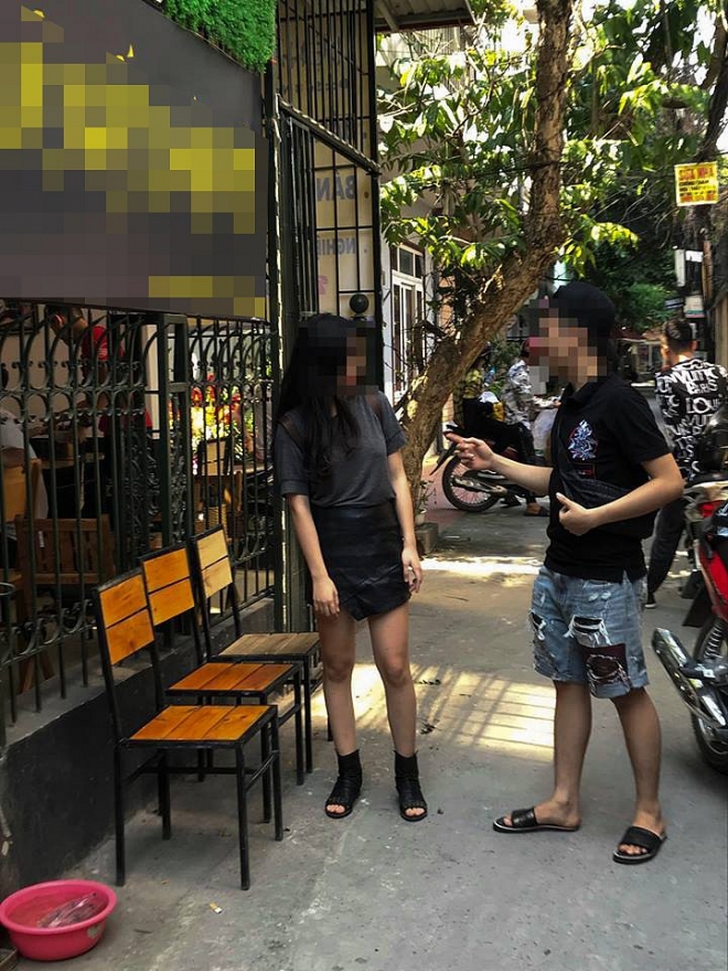 Cặp đôi to tiếng trước cửa quán ăn.