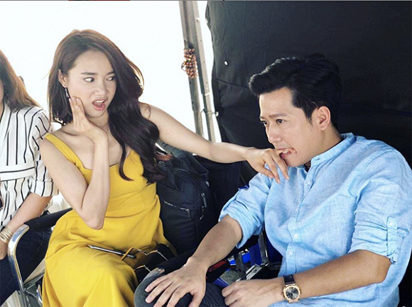 Mới đây dân tình đã được phen phát sốt khi trên mạng xã hội rò rỉ hình ảnh Trường Giang cắn tay Nhã Phương một cách vô cùng dễ thương. Đây được xem là hình ảnh hiếm có khó tìm của cặp đôi này. Bởi thế ngay lập tức thu hút sự chú ý của cộng đồng mạng. Dưới phần bình luận, thay vì thương cho Nhã Phương bị chồng 