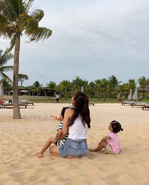 Ông xã Tăng Thanh Hà khoe ảnh vợ chơi thả diều cùng hai con.  