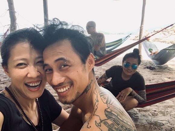 Vợ chồng nam rocker vẫn ngọt ngào, hạnh phúc sau nhiều sóng gió    
