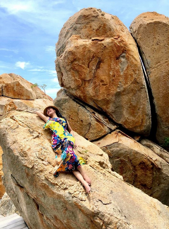 Vào dịp lễ năm nay, Hồng Nhung đã đưa hai con đi du lịch nghỉ dưỡng tại Ninh Thuận cùng Shbet111 slot, casino, thể thao, xổ số bạn thân - Hoa hậu Hà Kiều Anh. Dường như khung cảnh thiên nhiên giúp nữ diva dễ chịu hơn sau những vết thương lòng. Trong loạt ảnh đăng tải, Hồng Nhung diện đầm hoa trẻ trung, tạo dáng cùng Hà Kiều Anh. Nữ ca sĩ thoải mái tận hưởng những giây phút bình yên của chuyến nghỉ dưỡng.    
