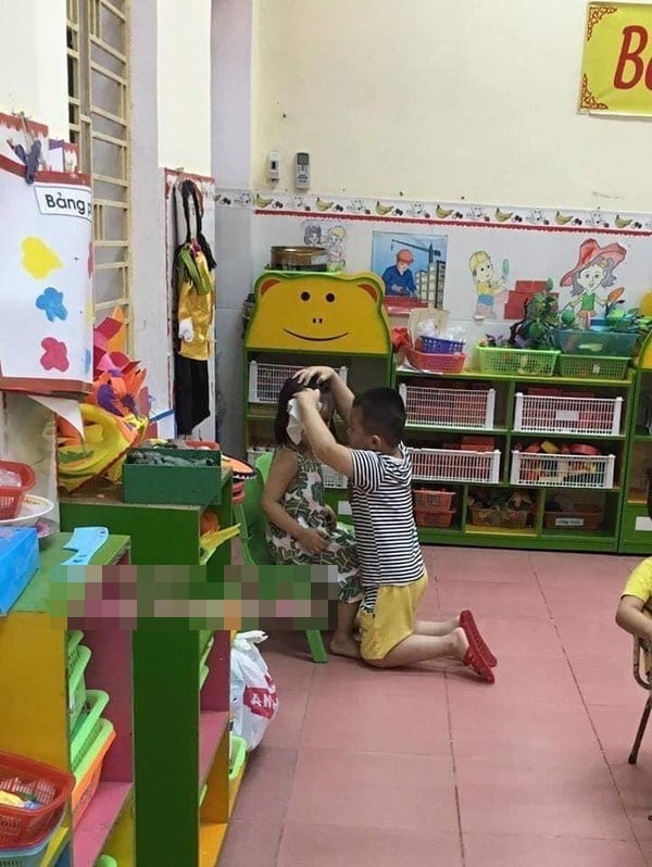 Hình ảnh khiến bao người thích thú vì hành động của bạn nhỏ 5 tuổi.