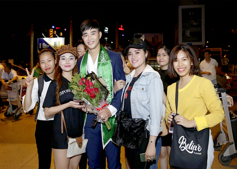 Á vương Lê Nhật Trình khoe vẻ điển trai ở sân bay ngày về nước  
