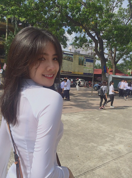 Nhờ bức ảnh diện áo dài xinh đẹp, Trang nổi tiếng sau một đêm. Cư dân mạng dành cho cô nàng rất nhiều lời bình luận có cánh như: 