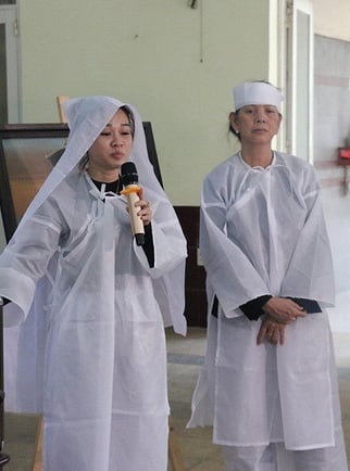 Bà đeo khăn tang và cùng con gái cảm ơn mọi người đã yêu thương và lo lắng cho nghệ sĩ Lê Bình    