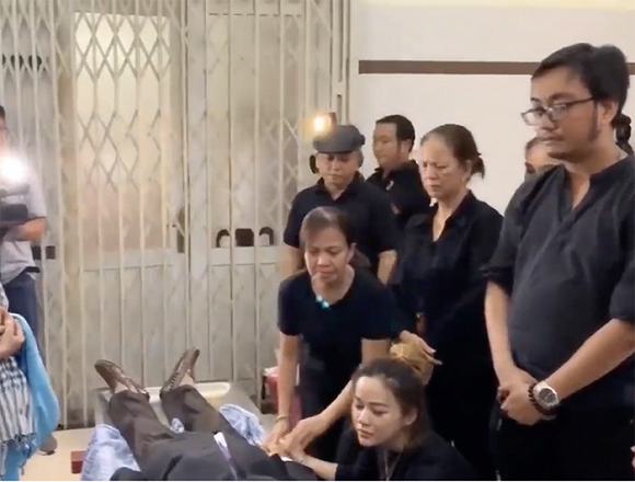 Vợ cũ nghệ sĩ Lê Bình túc trực trong lúc khâm liệm ông  